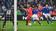 Sidi Sané im Zweikampf mit Choupo-Moting