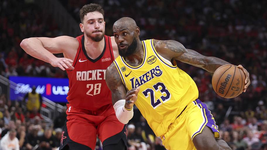 Los Angeles Lakers forward LeBron James drives with the ball as Houston Rockets center Alperen Şengün.