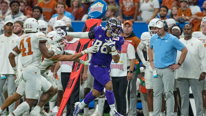 Dec 29, 2022; San Antonio, Texas, USA; Washington Huskies tight end Quentin Moore (88) stiff arms Texas Longhorns defensive back Jerrin Thompson (28) in the 2022 Alamo Bowl at the Alamodome. Mandatory Credit: Daniel Dunn-USA TODAY Sports