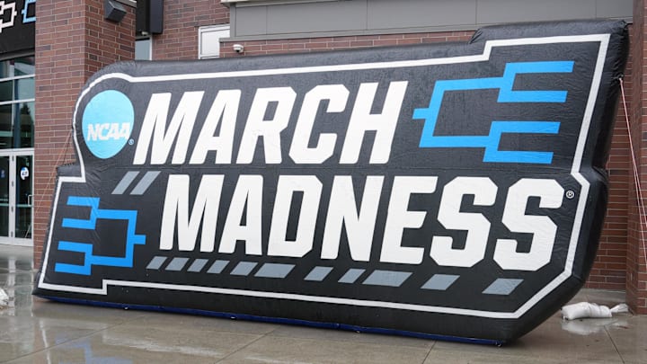 College basketball fans have to endure a late night to see who wins the national title.