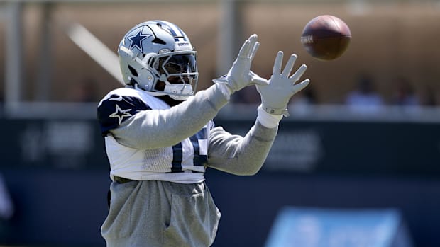 Dallas Cowboys running back Ezekiel Elliott (15) makes a catch during training camp at the River Ridge Playing Fields in Oxna