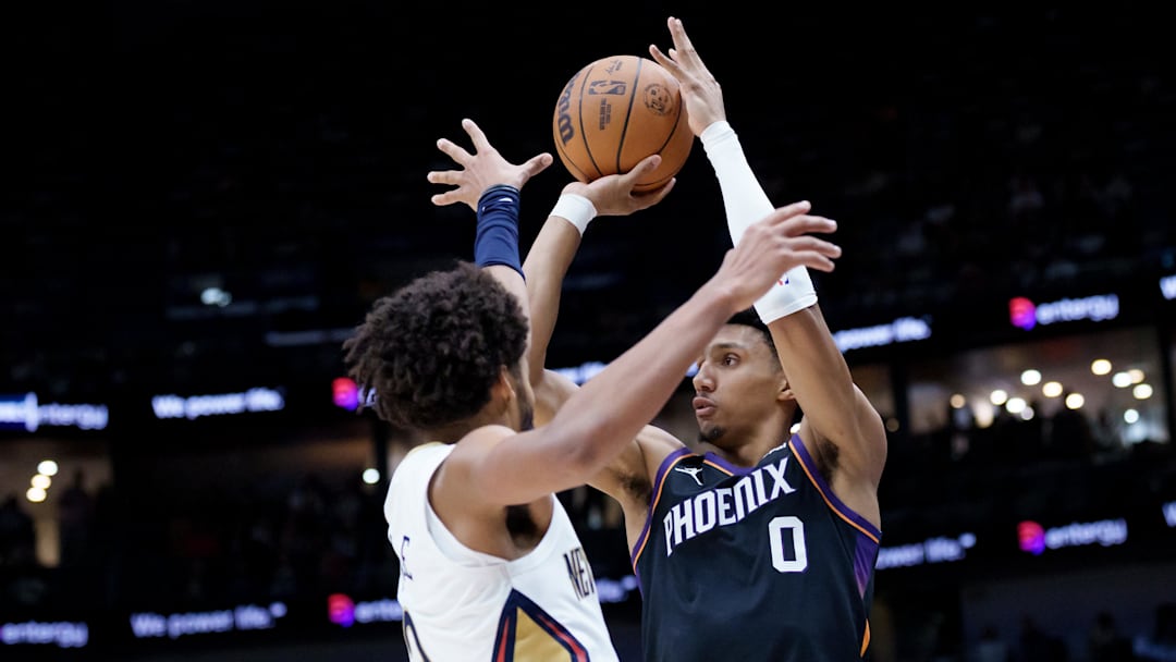 Dec 26, 2025; New Orleans, Louisiana, USA; Phoenix Suns forward Ryan Dunn (0) shoots against New Orleans Pelicans guard Jordan Poole (3) during the first half at Smoothie King Center. Mandatory Credit: Matthew Hinton-Imagn Images