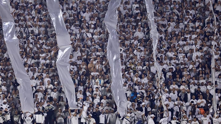 Torcida do Santos se movimenta em peso para o jogo contra o Vasco 