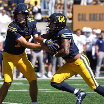 Fernando Mendoza hands off to running back Jaydn Ott