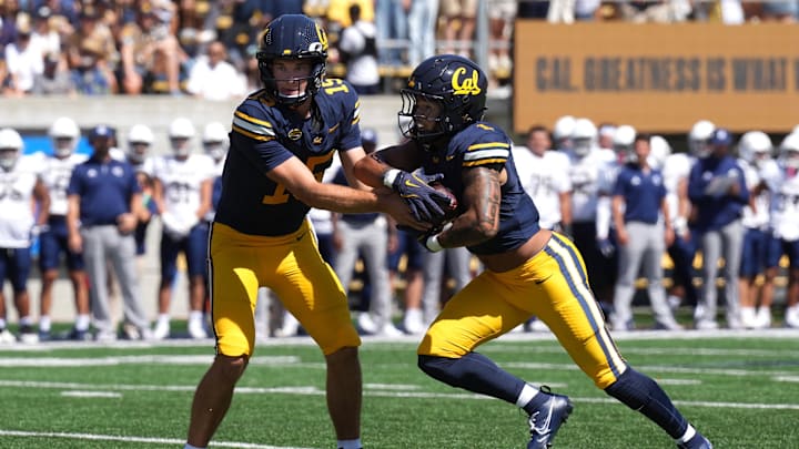 Fernando Mendoza hands off to running back Jaydn Ott