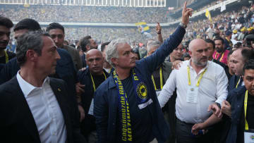 Jose Mourinho, Fenerbahçe tribünlerini selamlıyor.