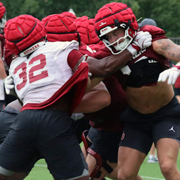Oklahoma defensive end R Mason Thomas and tight end Jaren Kanak battle at fall camp.