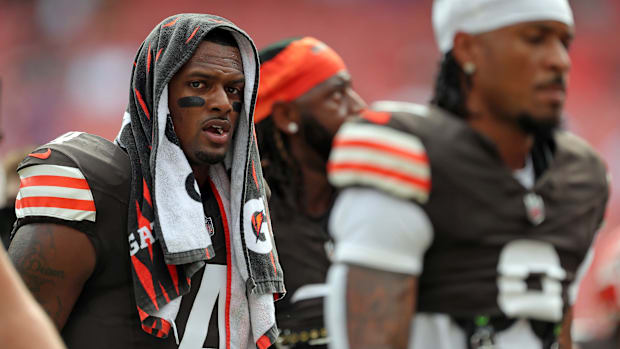 deshaun-watson-cleveland-browns-towel-over-head