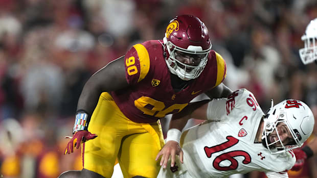 Oct 21, 2023; Los Angeles, California, USA; Southern California Trojans defensive lineman Bear Alexander (90) collides with U