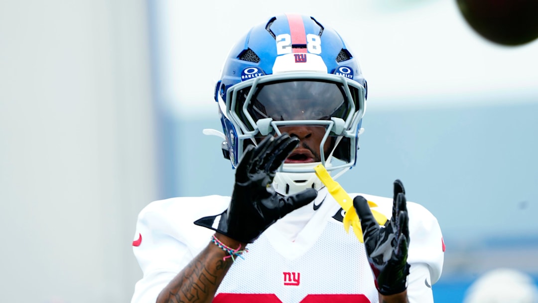 New York Giants cornerback Cor'Dale Flott (28) prepares to catch the ball, Sunday, July 27, 2025, in East Rutherford.