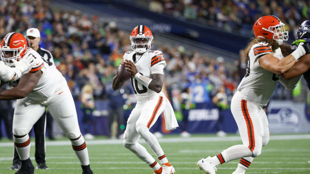 Cleveland Browns quarterback Tyler Huntley (10) looks to pass against the Seattle Seahawks