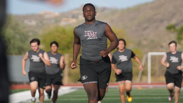 Tony Cumberland practices with Desert Mountain High School football teammates in 2023. He transferred to Willamette (Oregon).