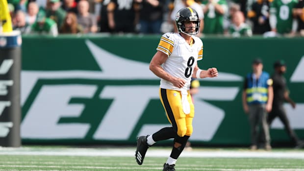 Pittsburgh Steelers quarterback Aaron Rodgers