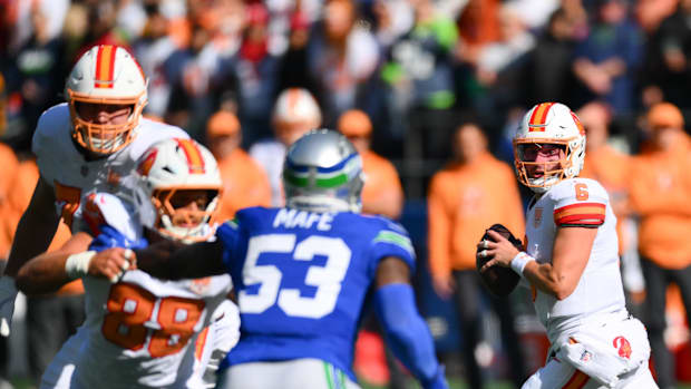  Tampa Bay Buccaneers quarterback Baker Mayfield (6) looks downfield against the Seattle Seahawks. 