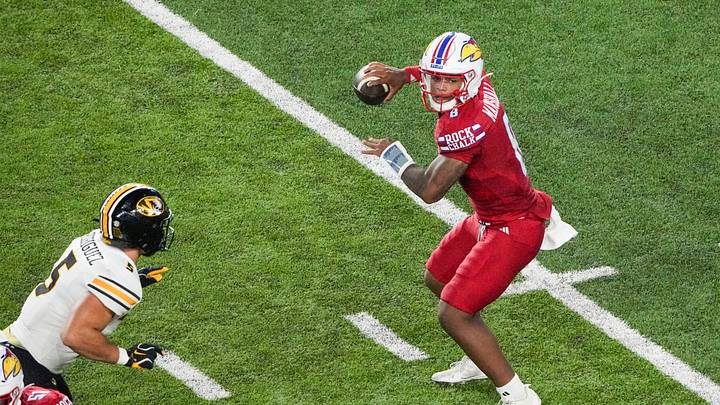 Kansas Jayhawks quarterback Isaiah Marshall (8)