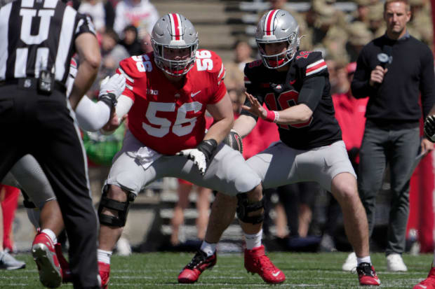 Center blocks during spring game.