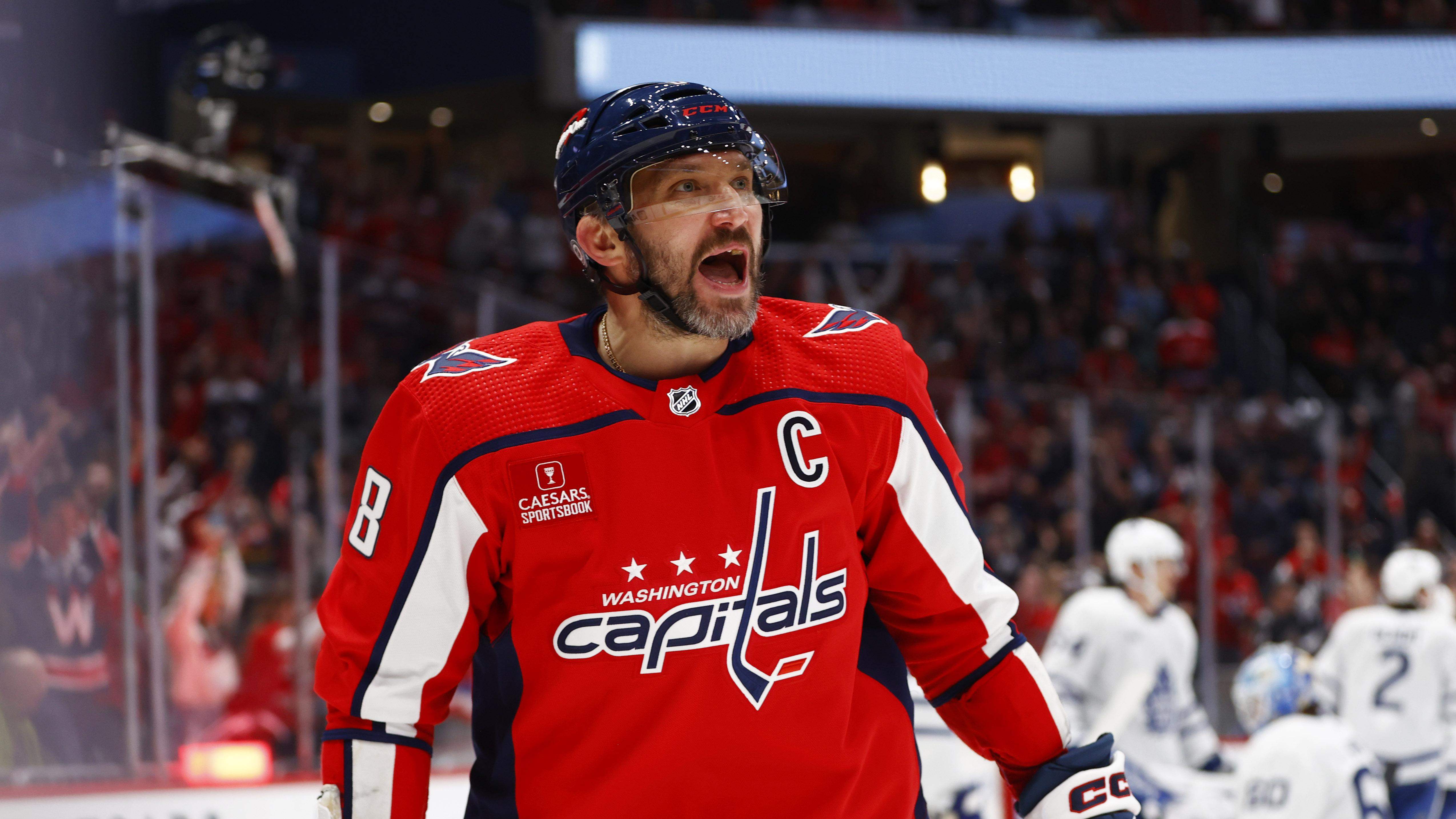 亞歷克斯·奧維奇金 (Alex Ovechkin) 對陣楓葉隊 (Maple Leafs) 的夢幻開局