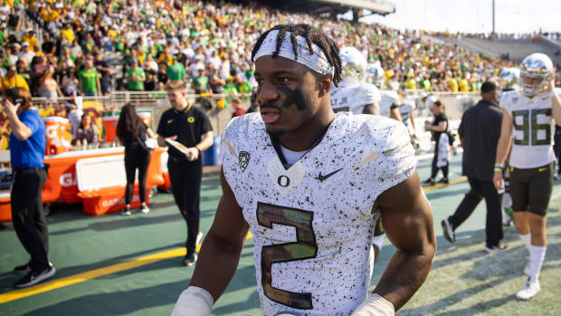 Oregon Ducks linebacker Jeffrey Bassa (2) against the Arizona State Sun Devils at Mountain America Stadium. 