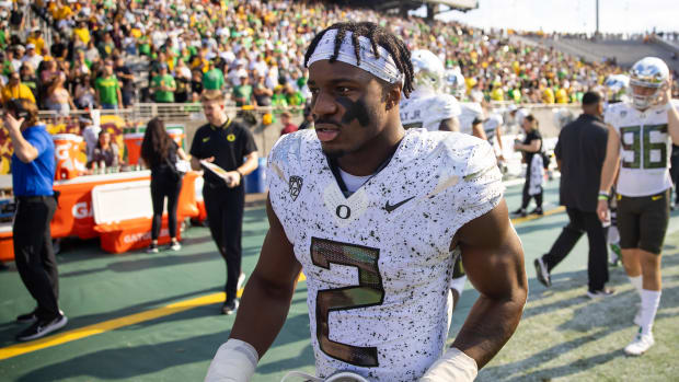 Oregon Ducks linebacker Jeffrey Bassa (2) against the Arizona State Sun Devils 