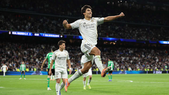 El joven delantero asumió el peso ofensivo del Real Madrid con un triplete ante el Betis, en una goleada 5-1 que mantiene vivo al conjunto blanco en la pelea por el liderato.