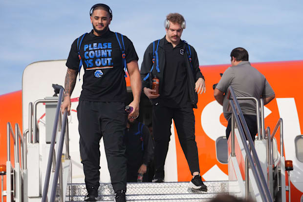 The Boise State Broncos football team arrives in Phoenix for the Fiesta Bowl. 