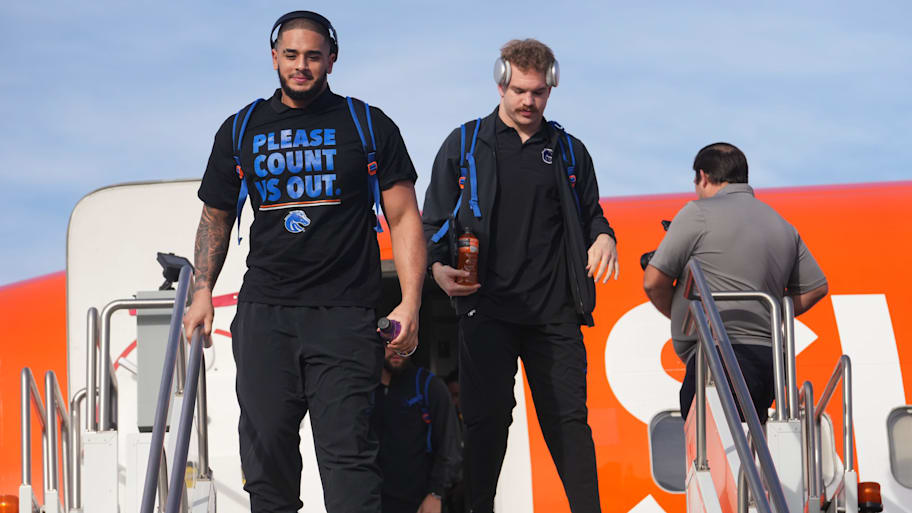 The Boise State Broncos football team arrives in Phoenix for the Fiesta Bowl.