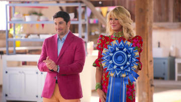 BLUE RIBBON BAKING CHAMPIONSHIP. (L to R) Jason Biggs and Sandra Lee in episode 8 of BLUE RIBBON BAKING CHAMPIONSHIP. Credit: Courtesy of Netflix. © 2024