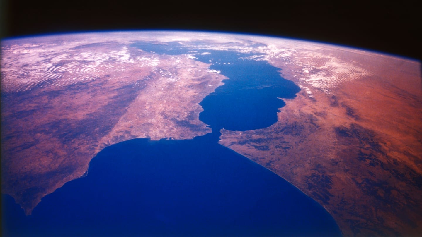 经过 60 年的猜测，NASA 终于证实了地球的双极电场