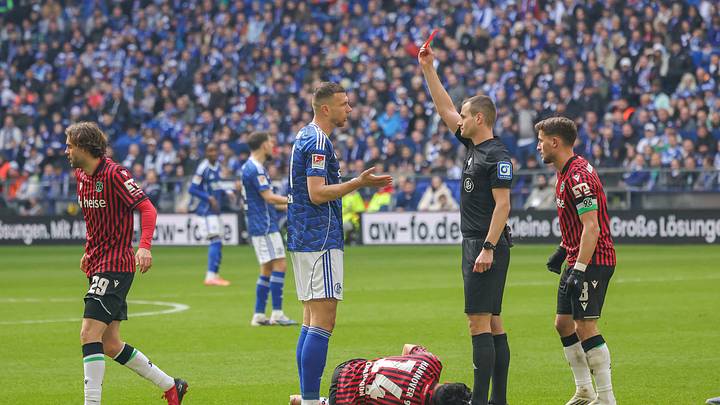 Edin Dzeko sah von Schiedsrichter Robin Braun Rot