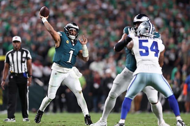 Philadelphia Eagles QB Jalen Hurts passes the ball against the Dallas Cowboys.