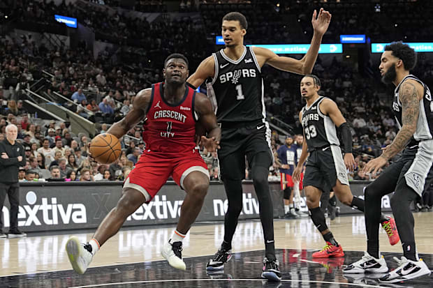 New Orleans Pélicans the striker Zion Williamson (1) goes to the basket while he is defended by the striker of San Antonio Victor Wemb