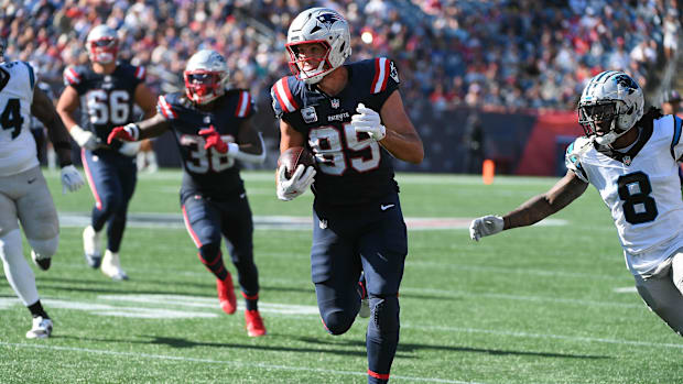 New England Patriots tight end Hunter Henry (85) runs with the ball.