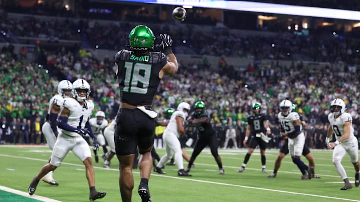 Oregon Ducks tight end Kenyon Sadiq (18)