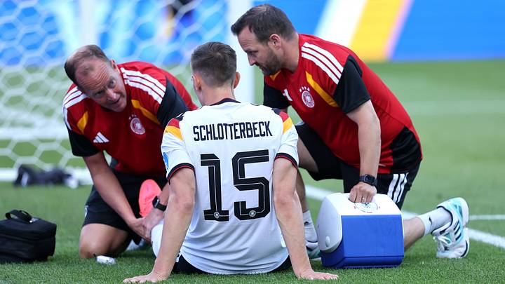 Nico Schlotterbeck wenige Momente nach der Verletzung Nico Schlotterbeck wenige Momente nach der Verletzung