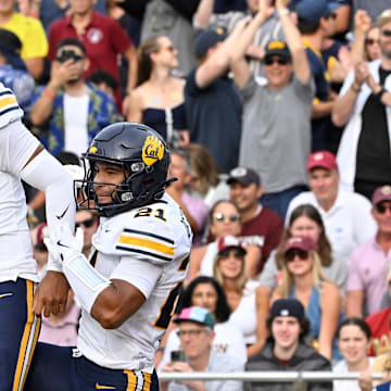 Jaron-Keawe Sagapolutele (3) celebrates a touchdown with receiver Jacob De Jesus