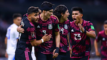Jugadores de la selección mexicana celebran un gol.