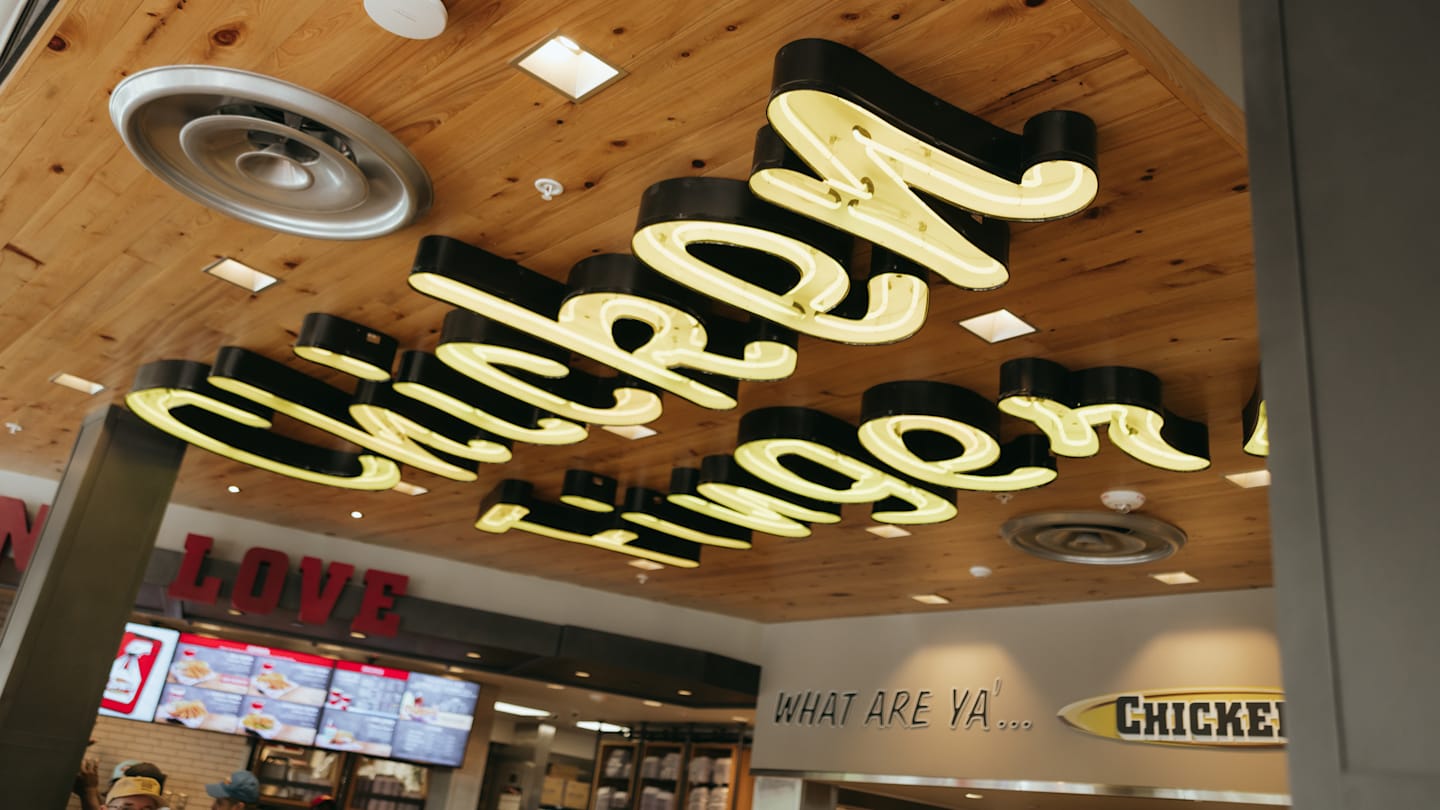 Raising Cane's 分享其獨家假日手杖毛絨玩具