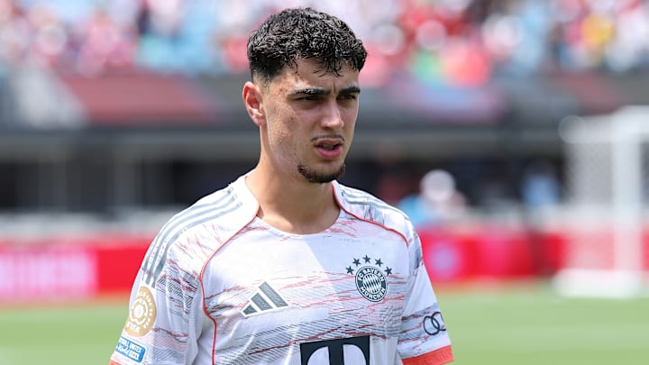 Aleksandar Pavlovic im Bayern-Trikot Aleksandar Pavlovic im Bayern-Trikot