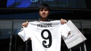 Ein Fan mit dem Mbappe-Trikot