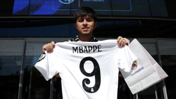 Ein Fan mit dem Mbappe-Trikot