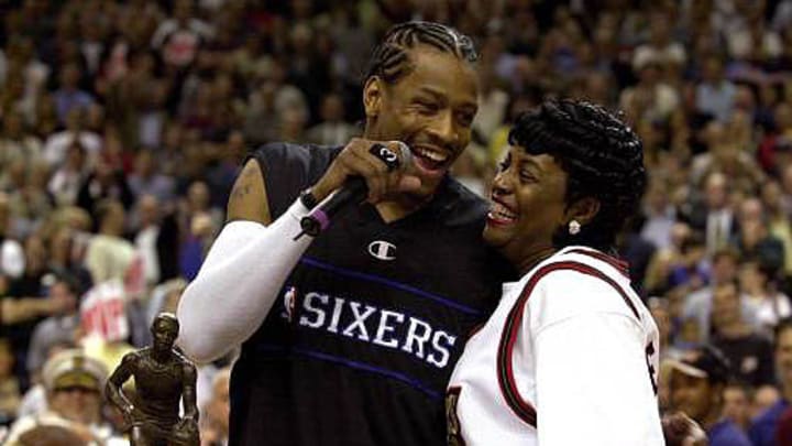 Allen Iverson junto a su madre Ann.