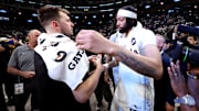 El duelo del miércoles entre Los Angeles Lakers y Dallas Mavericks dejó esta imagen de Luka Doncic abrazándose con Anthony Davis