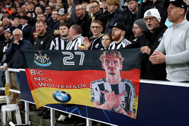 ป้ายของแฟนนิวคาสเซิลที่มีรูปนิค โวลเทมาเด้ ป้ายของแฟนนิวคาสเซิลที่มีรูปนิค โวลเทมาเด้