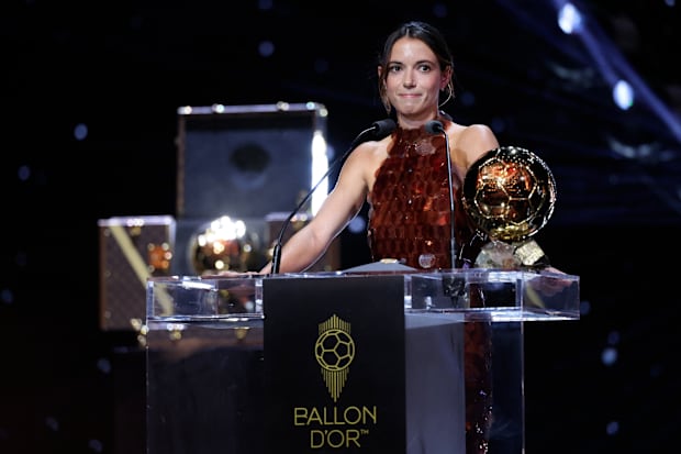 艾塔娜·邦马蒂接受金球奖奖杯。