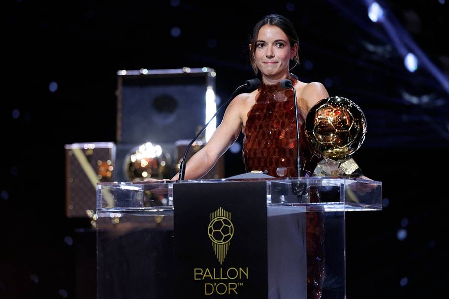Aitana Bonmatí receiving the Ballon d’Or.
