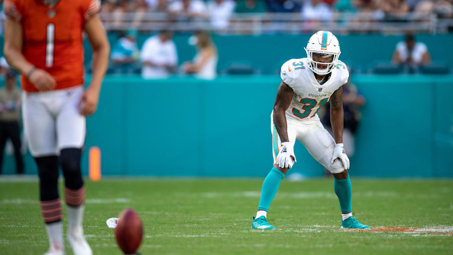 Miami Dolphins cornerback Cornell Armstrong (31) awaits the kick off from Chicago Bears punter Cody Parkey (1) to start overtime at Hard Rock Stadium.  | Douglas DeFelice-Imagn Images