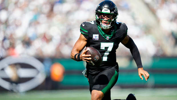 New York Jets quarterback Justin Fields (7) runs with the ball, Sunday, October 5, 2025.
