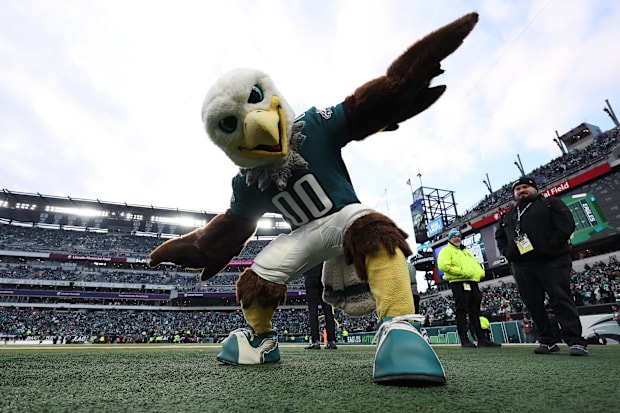 A Philadelphia Eagles está interagindo durante a partida contra o Green Pay Bakr.