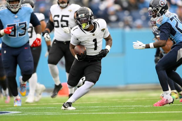 Jacksonville Jaguars running back Travis Etienne Jr. (1) runs the ball against the Tennessee Titans 