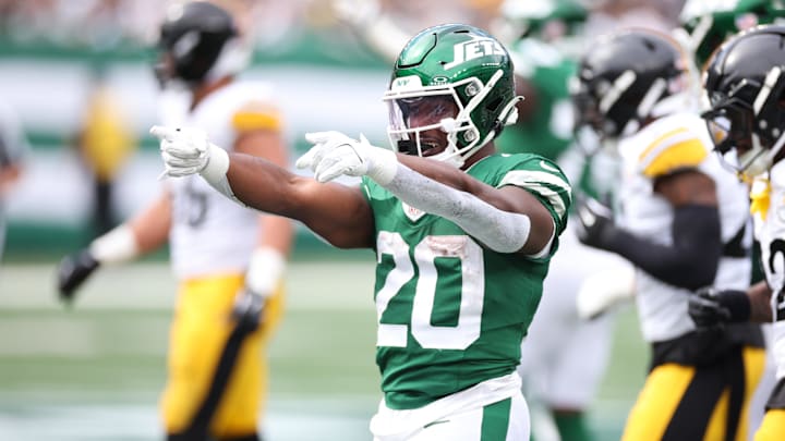 Sep 7, 2025; East Rutherford, New Jersey, USA; New York Jets running back Breece Hall (20) reacts to a play during the second half against the Pittsburgh Steelers at MetLife Stadium. Mandatory Credit: Wendell Cruz-Imagn Images